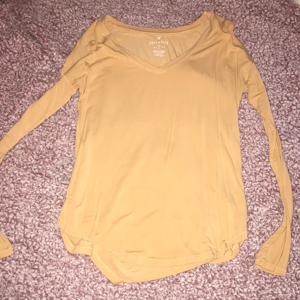 yellow shirt from american eagle 💛